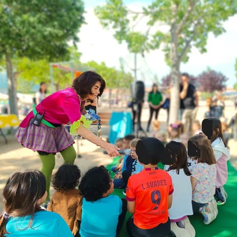 Infants escoltant un conte
