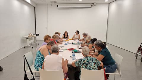 Grup de gent gran en un taller de memòria