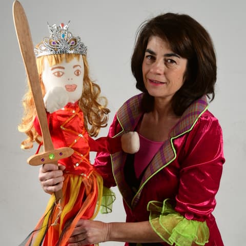La Sara amb un vestit de princesa